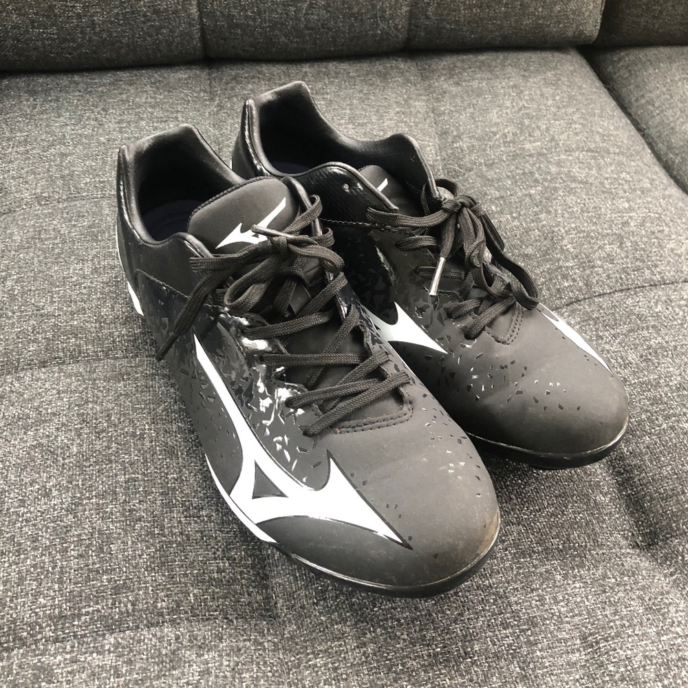 Mens size 9 Mizuno baseball cleats